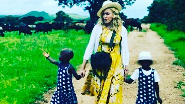 Madonna mit den beiden Mädchen aus Malawi (Bild: instagram.com/madonna)