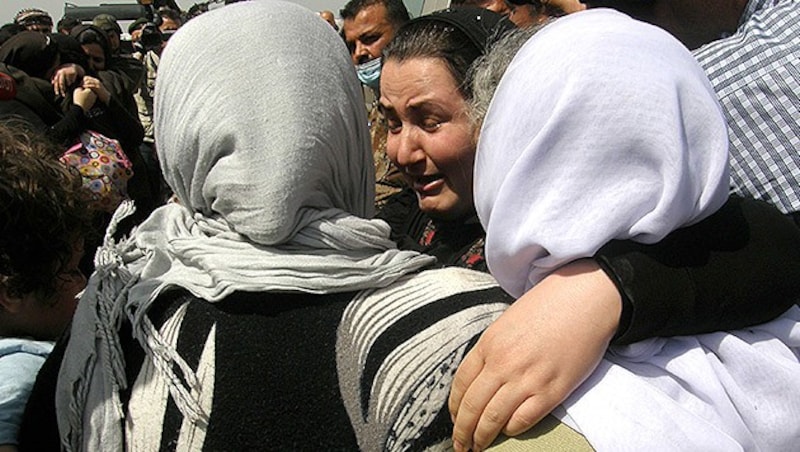 Jesidische Frauen, die aus den Fängen des IS befreit wurden. (Bild: AP)