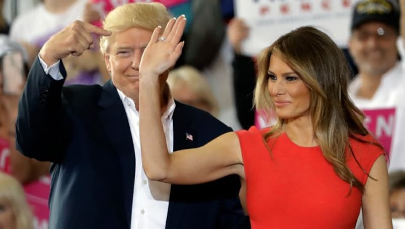 Donald Trump zeigt stolz auf seine Frau Melania Trump. (Bild: AP)