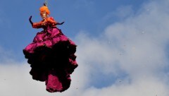 An einem Seil gesichert schwebte Karnevalskönigin Claudia Marchiori 2017 im lilafarbenen Kleid herab. (Bild: AFP)