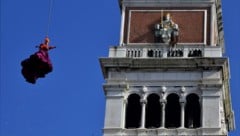 Der "Volo dell'Angelo", der Engelsflug, eröffnet traditionell den Karneval von Venedig. (Bild: ASSOCIATED PRESS)