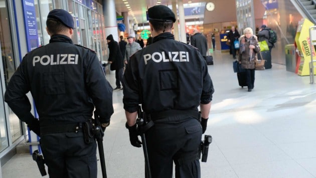 Polizisten und Sanitäter wurden zu Lebensrettern (Bild: Horst Einöder)