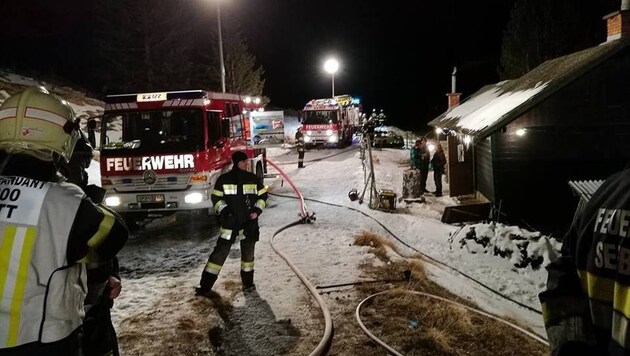 Neun Feuerwehren mit insgesamt 55 Mann rückten auf zu der Hütte auf die Lammersdorfer Alm aus. (Bild: FF Millstatt)
