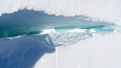 Abseits der gesicherten Pisten lauern große Gefahren - wie etwa Gletscherspalten (Symbolbild). (Bild: thinkstockphotos.de (Symbolbild))
