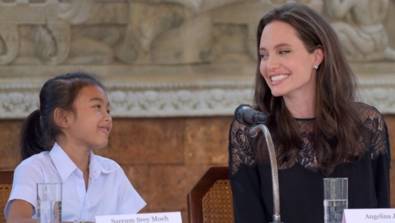 Angelina Jolie mit dem kambodschanischen Kinder-Star Sareum Srey (Bild: AFP)