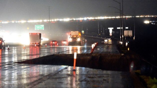 Auf der Interstate 15 öffnete sich ein riesiges Loch. (Bild: AP)