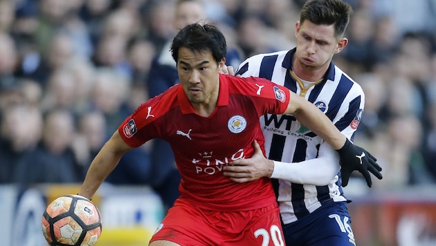 Leicester-Kicker Shinji Okazaki kann sich kaum einmal von Millwalls Calum Butcher lösen. (Bild: AFP)