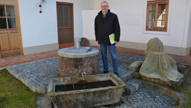 Anwalt Klaus Rieger und ein artesischer Brunnen in Altenmarkt bei Fürstenfeld (Bild: Jakob Traby)