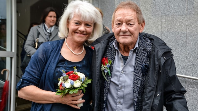 Vor einem Jahr verlobt, seit einem Tag verheiratet: Wolfgang Ambros und seine Ehefrau Uta (Bild: Hubert Berger/www.hubertberger.com)