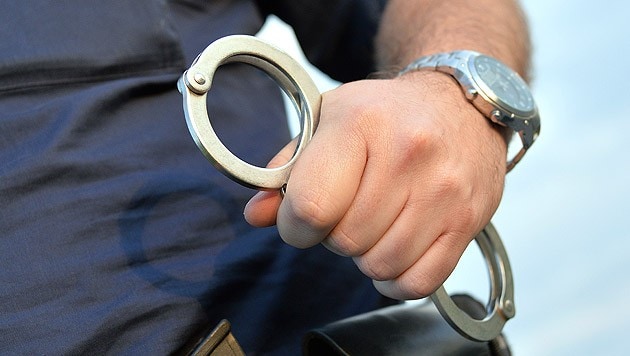 Der junge Mann wurde an einer Arbeitsadresse in Linz festgenommen (Symbolbild). (Bild: APA/BARBARA GINDL (Symbolbild))
