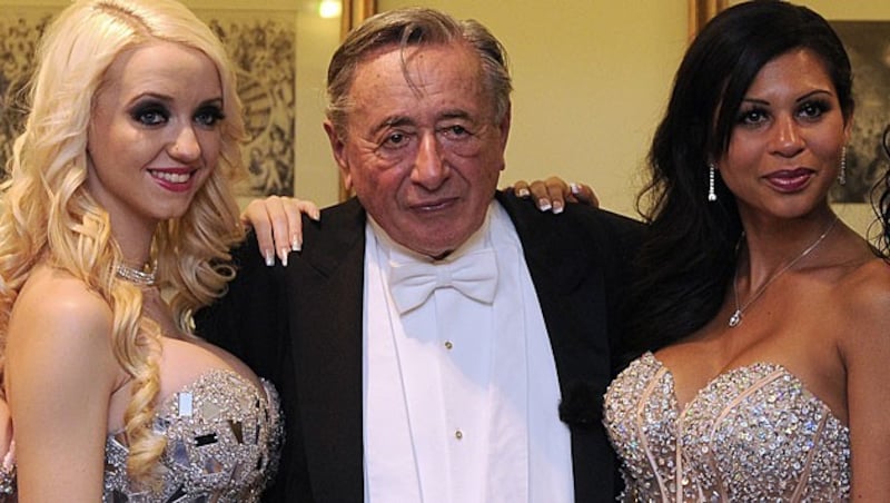 Richard Lugner mit Ehefrau "Spatzi" und Ex-Freundin "Bambi" beim Opernball. (Bild: APA/HERBERT P. OCZERET)