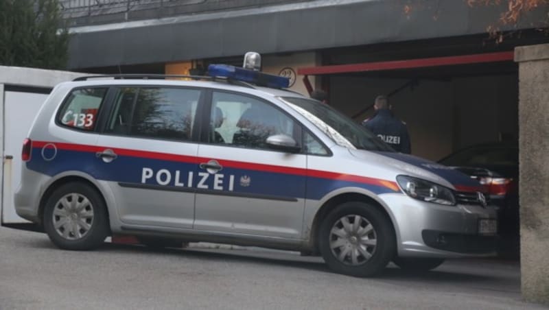 Die Polizei rückte an und sperrte den Bereich um Richard Lugners Villa. (Bild: Karl Schöndorfer)