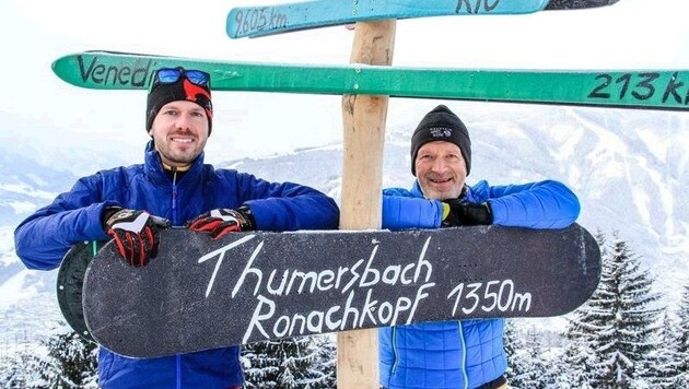 Dürlinger und Wittner beim ungewöhnlichen "Gipfelkreuz". Sie haben mit ihrem Skitourenberg viel vor. (Bild: Melanie Hutter)