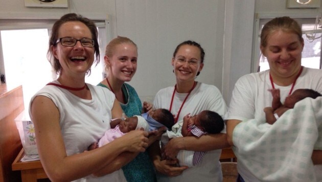Das Team freut sich in der Geburtsklinik über die gesunden Babys (Nina Egger, 2. von re.) (Bild: Nina Egger)