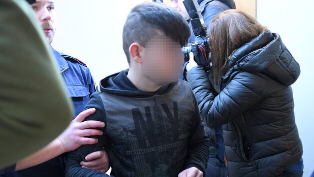 Der 16-jährige Tschetschene auf dem Weg in den Gerichtssaal (Bild: APA/ROLAND SCHLAGER)