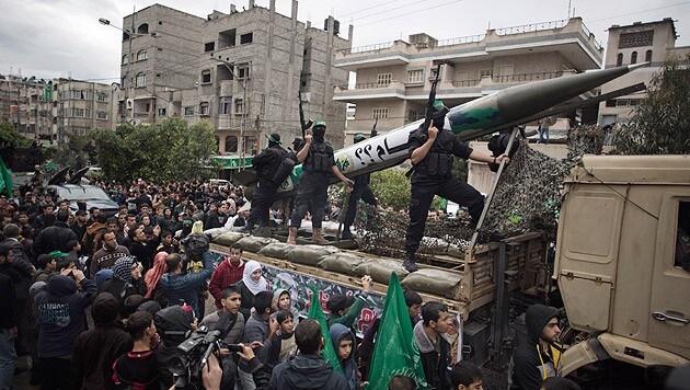 Hamas-Mitglieder bei einer Kundgebung in Gaza-Stadt (Bild: AP)