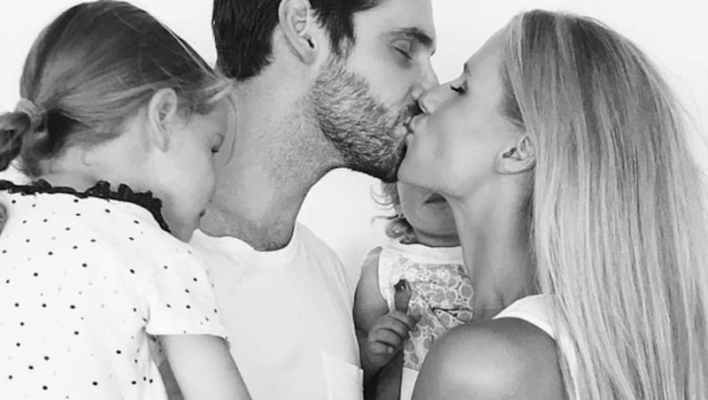 Michelle Hunziker und Tomaso Trussardi mit ihren beiden Töchtern (Bild: instagram.com/therealhunzigram)