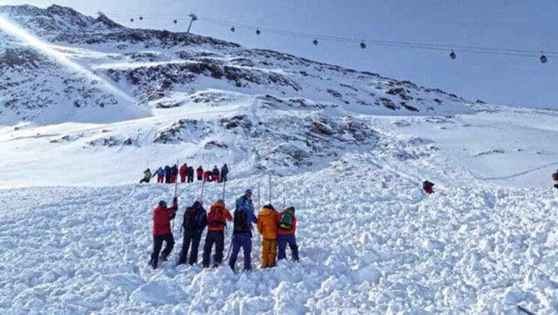 Der Suchtrupp beim Sondieren im Skigebiet Obergurgl (Bild: Harald Riedl/LK TIROL)