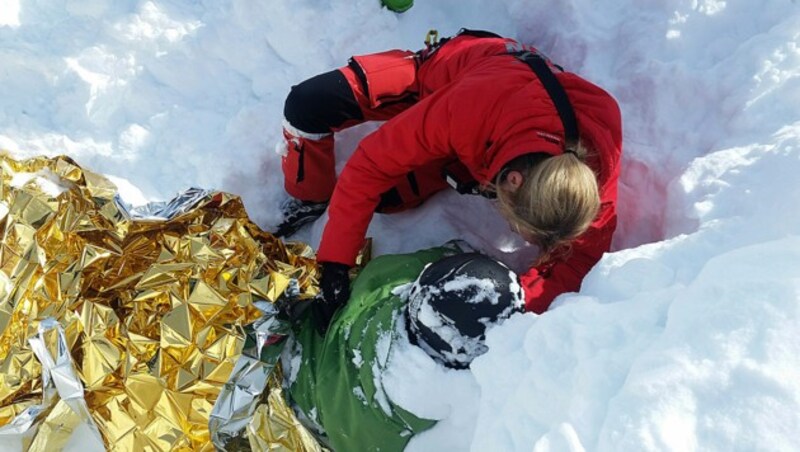 Der Verunglückte wurde in eine Wärmedecke gewickelt und per Heli ins Spital geflogen. (Bild: Harald Riedl/LK TIROL)