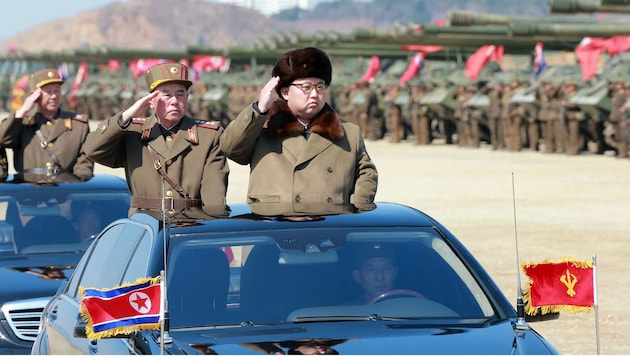 Nordkoreas Machthaber Kim Jong Un bei einem Besuch seiner Streitkräfte (Bild: APA/AFP/KCNA VIA KNS/KCNA)