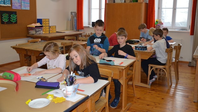 In der Volksschule Falkenstein wird viel auf Freiarbeit gesetzt - hier sind die Jüngeren im Werkraum (Bild: Jakob Traby)