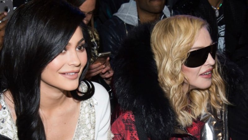 Madonna und Kylie Jenner bewundern Jeremy Meeks am Catwalk (Bild: AP)