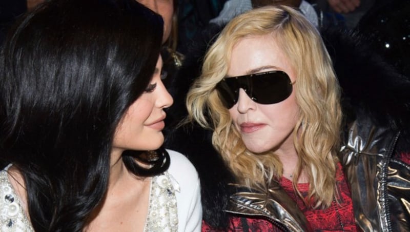 Kylie Jenner und Madonna wechseln Blicke (Bild: AP)