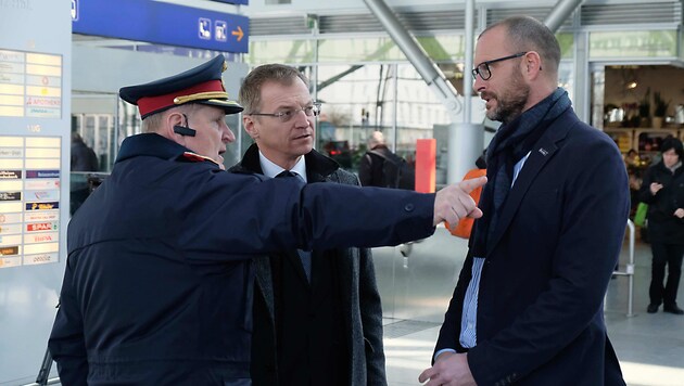 Stadtpolizeichef Pogutter,Thomas Stelzer und Landespolizeidirektor Pilsl (v. li.) am Linzer Bahnhof (Bild: Horst Einder)