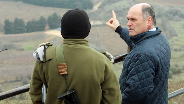 Innenminister Wolfgang Sobotka beim Lokalaugenschein an der israelischen Grenze zu Syrien (Bild: Klaus Loibnegger)