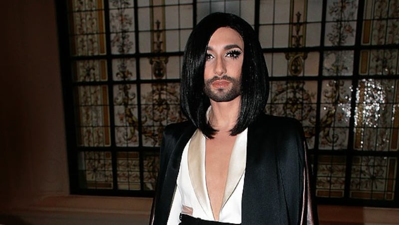 Conchita Wurst zeigt bei der Pariser Haute-Couture-Show von Jean Paul Gaultier ihre neue Frisur. (Bild: AP)