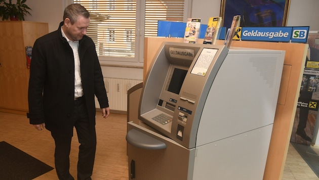 Am geknackten Bankomat sind kaum Spuren von Gewalt zu erkennen. (Bild: Rie-Press-Austria)
