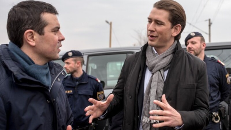 Sebastian Kurz mit seinem mazedonischen Amtskollegen Nikola Poposki (Bild: AFP)