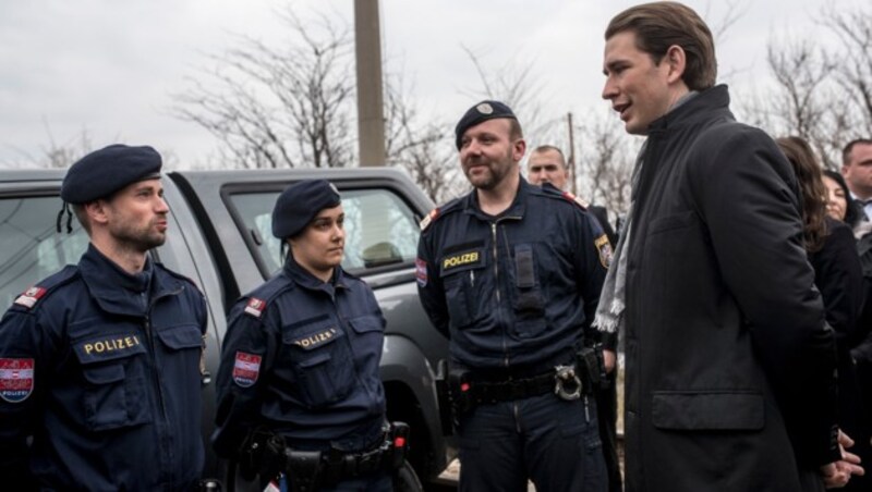 Kurz spricht in Mazedonien mit österreichischen Polizisten. (Bild: AFP)