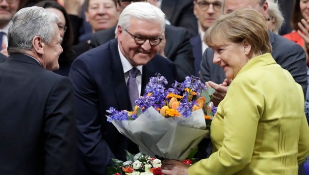 Steinmeier (Mitte) wurde auch von Kanzlerin Merkel unterstützt. (Bild: The Associated Press)
