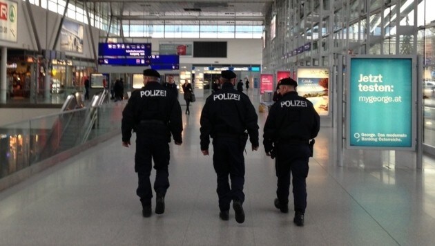 Polizisten waren zur Sicherheit auch am Linzer Bahnhof unterwegs. (Bild: Robert Loy (Symbolbild))