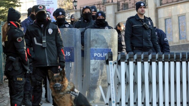 Schwer bewaffnete türkische Polizisten im Botschaftsviertel von Ankara (Archivbild) (Bild: ASSOCIATED PRESS)