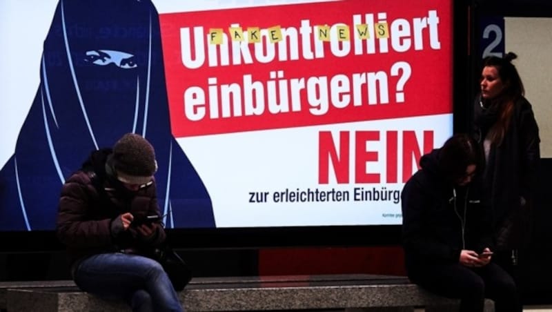 Ein verunstaltetes SVP-Plakat (Bild: AFP)