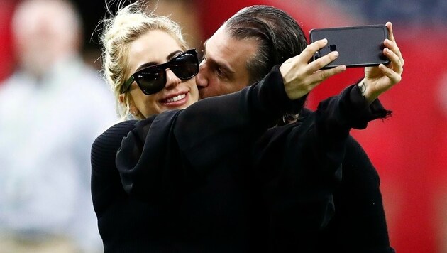 Lady Gaga bekommt bei der Super Bowl einen Kuss von Christian Carino. (Bild: EPA)