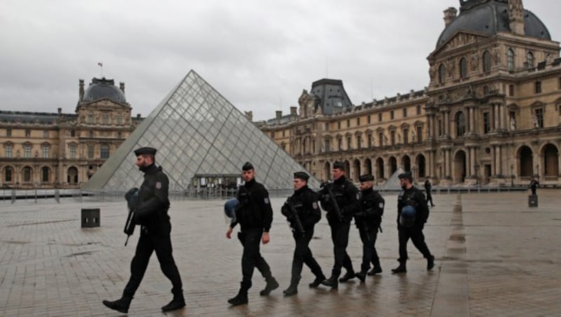 Der Louvre wurde nach der Attacke weiträumig abgesperrt. (Bild: AP)