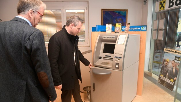 Bank-Direktor Uwe Maier überprüfte die Beschädigungen am aufgebrochen Bankomaten. (Bild: Rie-Press-International)