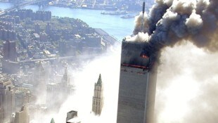 Einer der Türme des World Trade Center, kurz nachdem ein Flugzeug in das Gebäude geflogen war