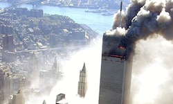 Einer der Türme des World Trade Center, kurz nachdem ein Flugzeug in das Gebäude geflogen war