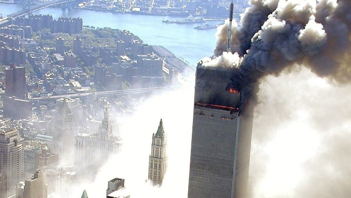 Einer der Türme des World Trade Center, kurz nachdem ein Flugzeug in das Gebäude geflogen war