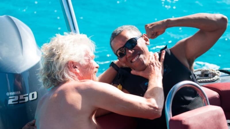 Barack Obama und der Unternehmer Richard Branson prügeln sich im Urlaub nur für die Kamera. (Bild: AP)