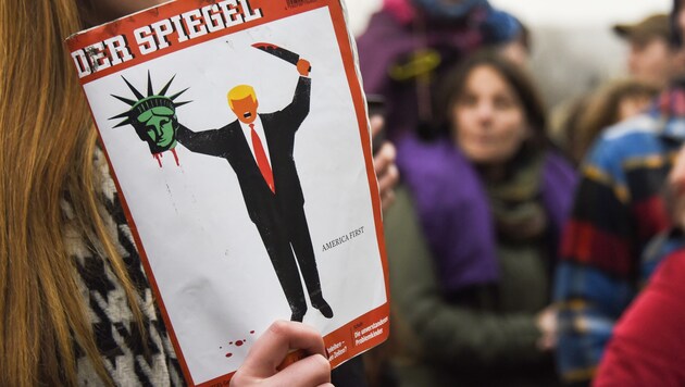 Trump enthauptet am "Spiegel"-Cover die Freiheitsstatue. (Bild: AFP)
