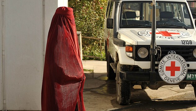 Ein Fahrzeug des Internationalen Komitees vom Roten Kreuz in Kabul (Bild: AFP)