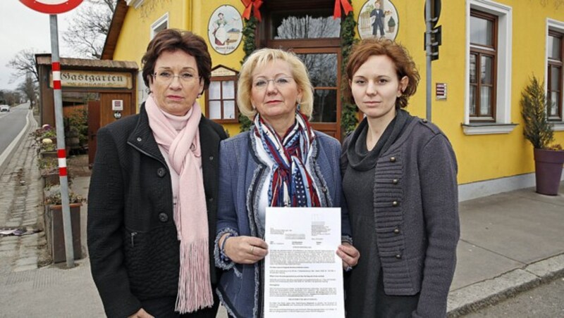 Margarete Kriz-Zwittkovits, Monika Mötzl und Tochter Barbara betreiben den Oberlaaer Dorf-Wirt. (Bild: Martin A. Jöchl)