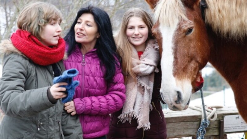 Gabi Kappeler umringt von ihren Töchtern Vanessa (links) und Viola (rechts) (Bild: Martin A. Jöchl)