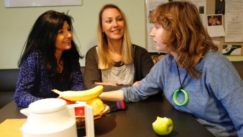 Mama Gabi (links) und Tochter Vanessa (rechts) beim Interview mit Redakteurin Brigitte Quint (Bild: Martin A. Jöchl)