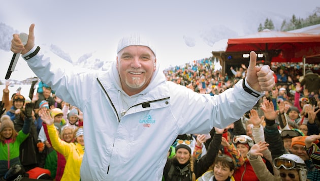 2000 begeisterte Fans beim Goaßstall in Saalbach: DJ Ötzi startete seine "Gipfeltour". (Bild: Georg Krewenka)